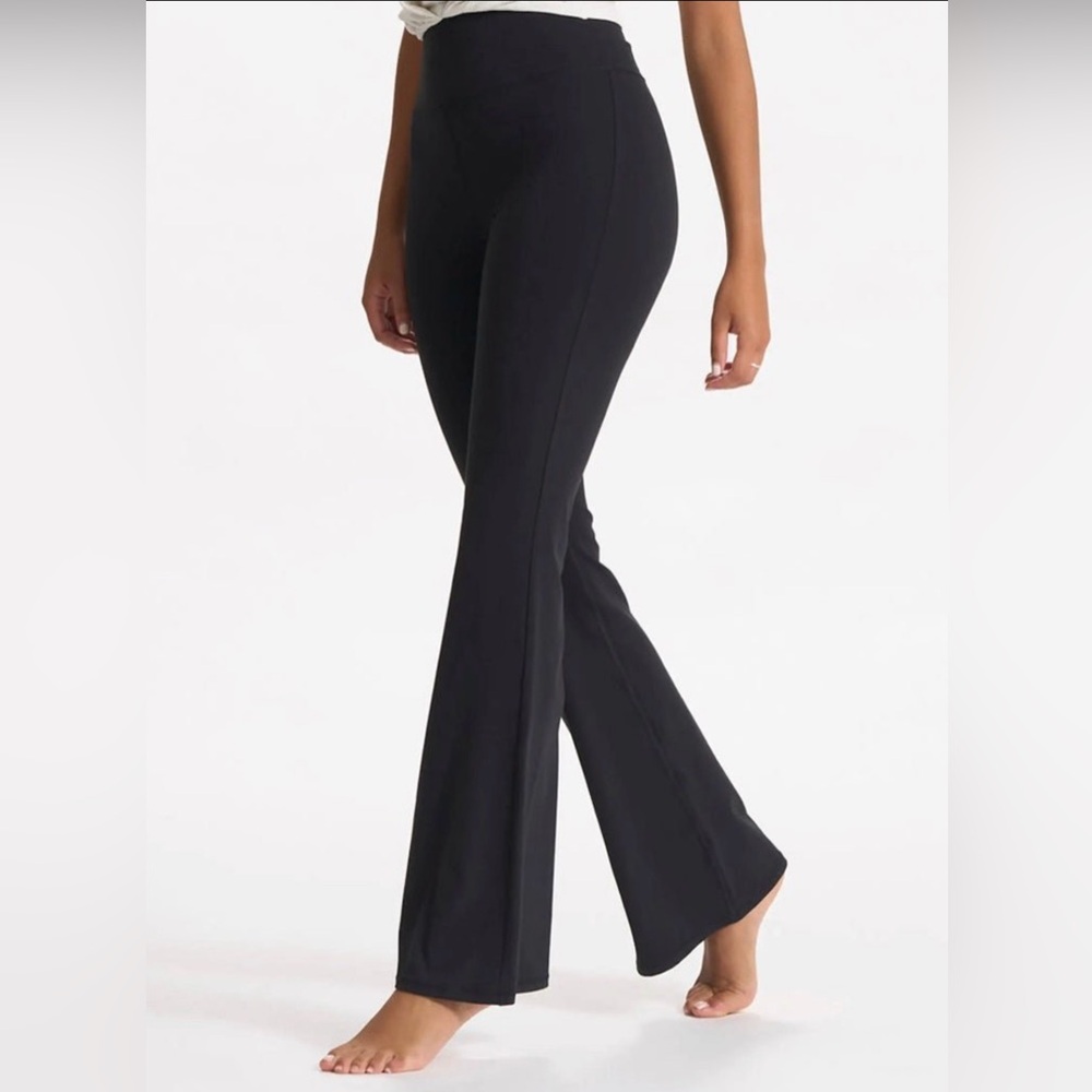 NWT Vuori performance flare pants, size M - Picture 3 of 4